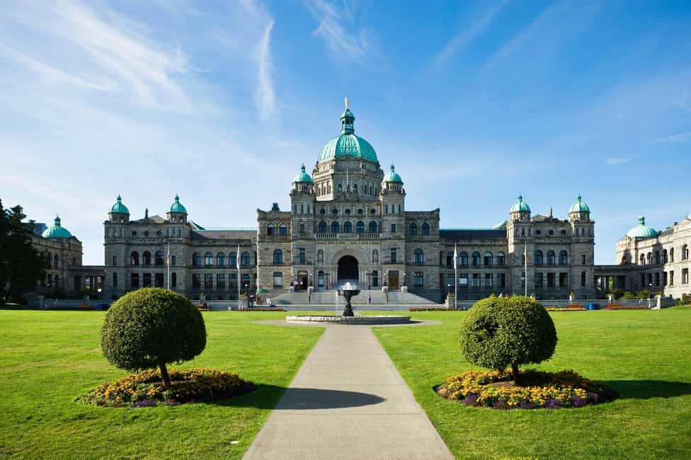 From Vancouver: Full-Day Victoria Tour with Ferry Ticket - Butchart Gardens: Your 60 Minutes of Floral Focus