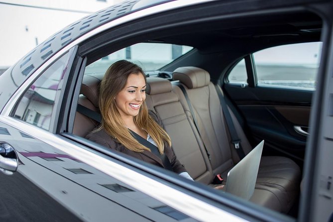 Private Transfer from Vancouver Airport (YVR) - From YVR to Downtown With No Taxi Math