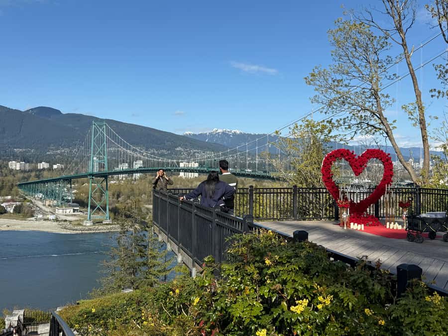 Stanley Park CarTour:SmallGroup/Comfort&CheaperThan BikeTour - Comfort and guide style: what “VIP” actually feels like
