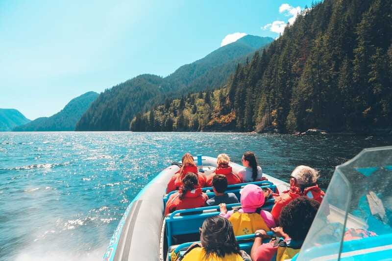 Vancouver: City and Seal Boat Tour - West Vancouver homes and offshore freighters: the coast’s real-world mix