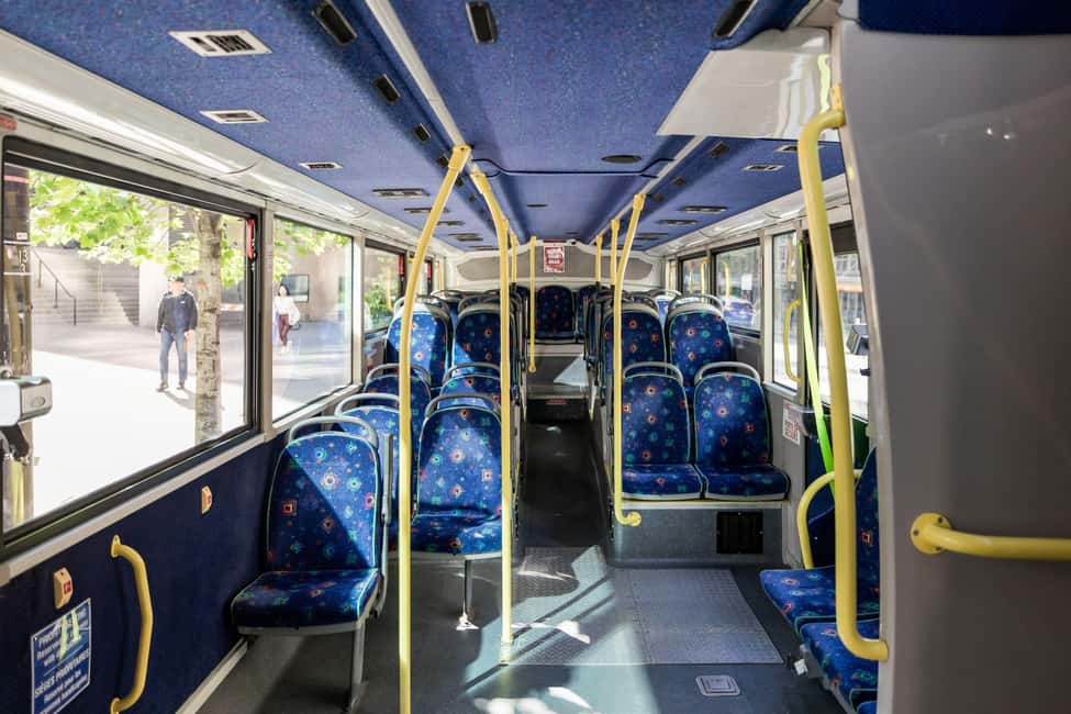 Vancouver: Hop-on Hop-off Sightseeing Tour with 10 Stops - The audio guide vs live drivers: how to get the best commentary