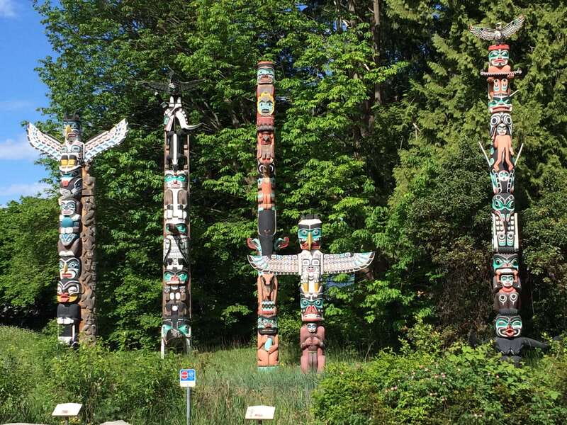 Vancouver: Stanley Park & Downtown Bike Tour - Robson Square and the Vancouver Art Gallery Plaza: downtown without the hassle